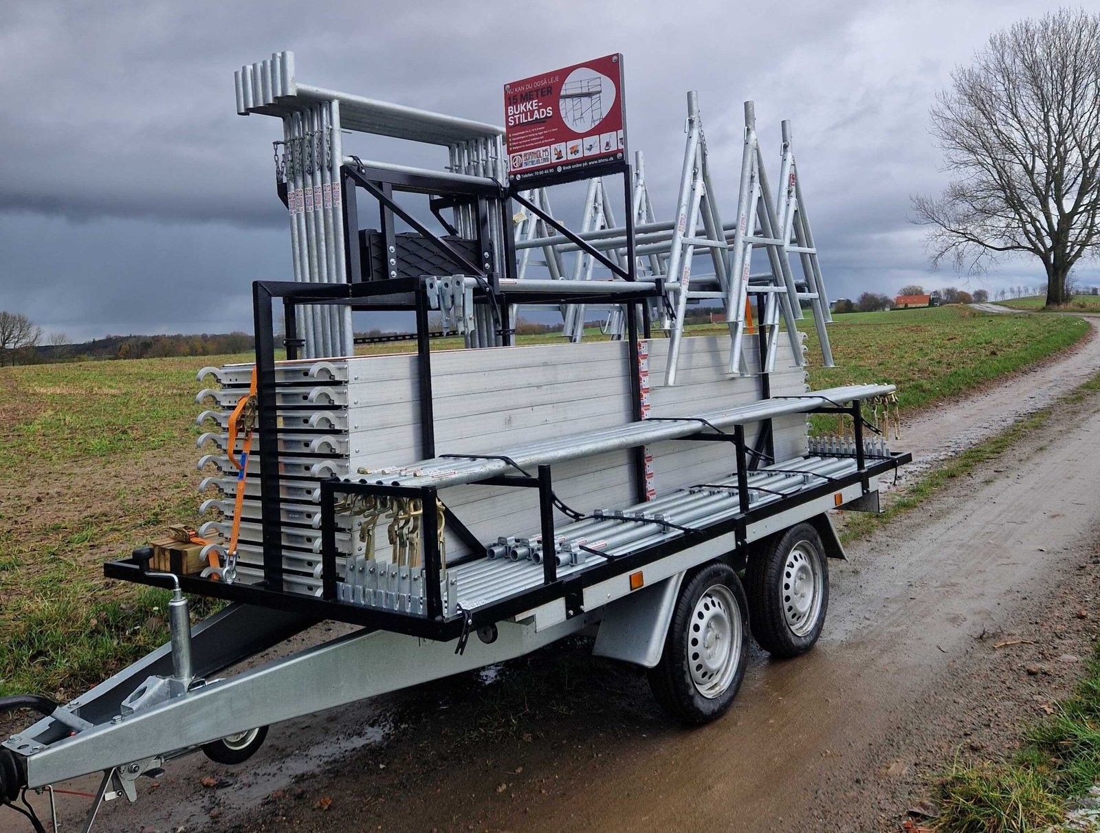 Leje af 15 meter bukkestillads på Bornholm på stilladstrailer hos Bornholms Materieludlejning ApS